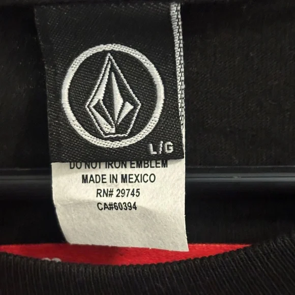 Volcom Black Tee NWT men’s large - Picture 3 of 4